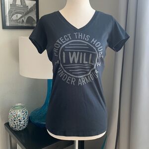 Under Armor v neck semi fitted heat gear tee shirt size xs like new